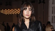 Aitana pasa por el confesionario de Rosalía con el cárdigan corto de Miu Miu de 1.250 euros que ya es viral