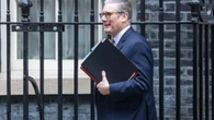 Starmer gana tiempo en medio de la tormenta política