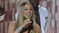 Mariah Carey inaugura la Navidad convertida en un ángel con un vestido blanco impecable