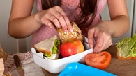 Las personas que bailan al comer provocan sin querer este cambio en su cuerpo