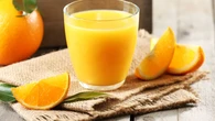 Un vaso diario de zumo de naranja aporta hidratación y nutrientes de interés