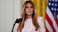 Melania Trump recupera el rosa empolvado con un look de Primera Dama impecable: blazer de Alexander McQueen y stilettos plateados