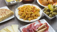 Así funciona el truco viral en redes que están probando algunas personas para ser mejor atendidas en restaurantes