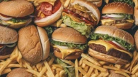 Estás comiendo hamburguesas de forma incorrecta: los expertos revelan por qué debes darles la vuelta antes de comértelas