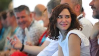 La camiseta con hombreras de Isabel Díaz Ayuso es la que arreglará cualquier estilismo este verano