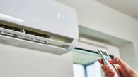 Álex Bermúdez, experto energético, aclara qué dispara realmente el consumo del aire acondicionado en plena ola de calor: “Dormir con el aire toda la noche no te arruina”