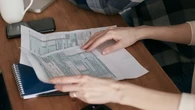 Una empresa pagó por error 600 euros de más a sus empleados; ahora están en huelga porque la dirección exige que devuelvan el dinero