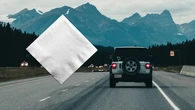 Qué significa que un coche circule con un pañuelo blanco asomando por la ventanilla y cómo deben reaccionar el resto de conductores