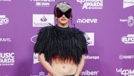 Del top de plumas al vestido satinado, todos los looks que llevó Rosalía en Los40 Music Awards 2025