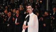 Paz Vega reaparece en Cannes con el vestido etéreo de Palomo Spain que confirma el regreso del gran lazo al cuello