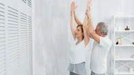 ¿Cuántos centímetros perdemos de altura a partir de los 40? Por qué nos “acortamos” y qué hacer al respecto