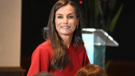 El look más poderoso de la Reina Letizia: vestido rojo de firma gallega y zapatos de estreno que marcan tendencia