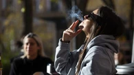 Sanidad prevé llevar al Consejo de Ministros este martes la ley que prohíbe fumar en las terrazas