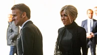 Brigitte Macron en el Vaticano: el vestido negro más sobrio y el fular efecto mantilla que eleva su look a símbolo de respeto y elegancia