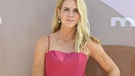Amelia Bono sustituye el cinturón del vestido por el truco de estilo que más veremos este verano: un pañuelo atado a la cintura