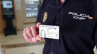 La Policía Nacional avisa: esto te puede ocurrir si falsificas tu DNI o usas el de un amigo para entrar en la discoteca