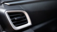 Juan José Ebenezer, mecánico: "Todo el mundo para el coche con el aire acondicionado puesto y eso está mal"