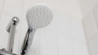 Cuidado al volver a casa este verano: hay una bacteria peligrosa que prolifera en los grifos cerrados durante semanas y nadie la ve venir