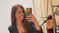Nuria Roca confirma que el mono de lunares es el look más elegante de primavera y lo combina con blazer para un efecto tipazo inmediato