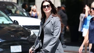 Del traje con chaleco al estampado de serpiente: los looks que Anne Hathaway nos ha adelantado de 'El Diablo viste de Prada 2'