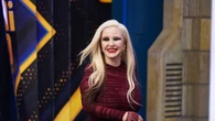 Alaska convierte el vestido burdeos más atrevido en el look más potente de 'El Hormiguero': transparencias y efecto segunda piel