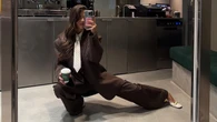 Camisa con corbata y traje oversize marrón: así es el look de Violeta Mangriñán que marca la temporada