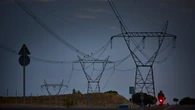 Competencia penaliza la inversión en redes con una retribución un 38 % por debajo del coste real el nuevo modelo eléctrico de la CNMC amenaza inversiones y la calidad del suministro**