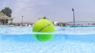 Mi comunidad de vecinos logró tener la piscina limpia y cristalina el verano pasado todos los días gracias a una pelota de tenis