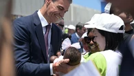Sánchez replica la imagen más poderosa de la visita del Papa León XIV a España