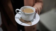Una cafetería da 20 minutos a sus clientes para desayunar en la terraza y siembra la polémica: "Así espanta a todo el mundo"