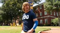 Ni todos los prostéticos encima de Glen Powell tapan que 'Chad Powers' es una comedia decepcionante