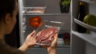 Qué alimentos no deberías dejar mucho tiempo en la nevera (y en España solemos guardar demasiado)