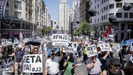Los mutualistas se manifiestan ante el Congreso para exigir una "pasarela limita" como autónomo y "pensiones dignas"