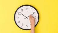 Cambio de hora octubre 2025: ¿qué pasa si te pilla trabajando?