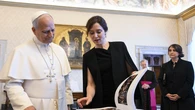 Ayuso viaja al Vaticano con el look más solemne y elegante de su armario: vestido negro asimétrico y blazer capa para reunirse con el Papa León XIV