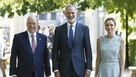 Charlène de Mónaco encuentra el vestido más elegante para afrontar los 35 grados de Madrid junto a Letizia