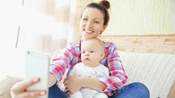 La mitad de los padres españoles publica fotos de sus hijos en internet, una práctica que se intensifica en verano