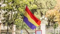 Guerra en los balcones: qué dice la ley sobre las banderas de Palestina o la República en pleno Día de la Hispanidad