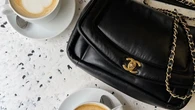 Un repartidor, 52 bolsos Chanel y un robo millonario: así fue el plan que investiga la Policía