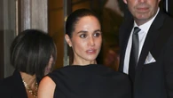 Meghan Markle deslumbra en París con un vestido negro de corte clásico que redefine la elegancia moderna