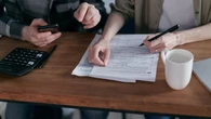 Los hombres jóvenes y mayores de 60, los más interesados en las finanzas personales