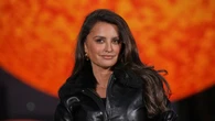 El duelo de estilo de Penélope Cruz y Rosalía en El Clásico: negro, dorado y un detalle muy angelical