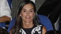La Reina Letizia vuelve al trabajo con un vestido francés rebajado y sus alpargatas de cuña favoritas del verano
