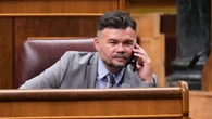 Pedro Delgado critica a Sánchez y a los nacionalistas y Rufián le responde con un recorte de periódico: "Lo de Perico siempre se ha sabido"
