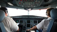 ¿Sabes por qué los pilotos dejan abierta la puerta de la cabina antes de despegar? Este es el motivo real