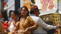Lourdes Montes confirma que la falda flamenca también se lleva en la ciudad: así es el diseño de lunares de Miabril perfecto para El Rocío y para un look de diario