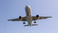 Pagó un plus para volar más cómoda hacia España y termina desesperada por lo que sucede en el avión: "Indignantie"