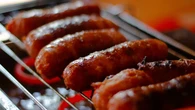 El increible truco de los carcineros para cocinar salchichas: más jugosas y sabrosas