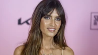 Sara Carbonero confirma que el sombrero de rafia sigue siendo el único accesorio que necesitas para terminar cualquier look de playa este verano