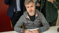 Gómez-Jurado lanza una bonita reflexión después de que solo acudan seis personas a su caseta: "Te tocará mirar tres horas a una calle medio vacía"
